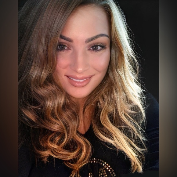 I’m Becky welcome to my closet! - Picture 1 of 1